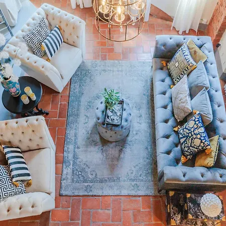 Casa Lucky, Romantic Modern *